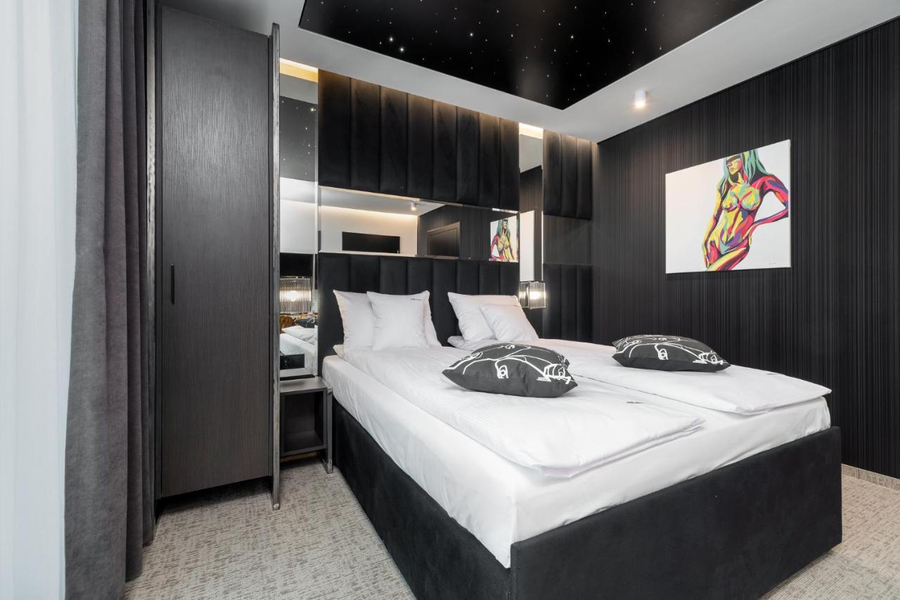 Zimmer mit Kingsize-Bett und Balkon